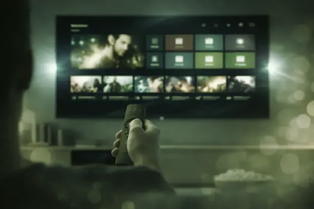 Choix d’une chaîne dans le guide TV de BugsTV avec la télécommande