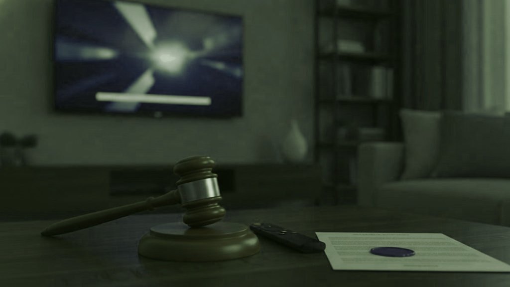 Marteau de juge, télécommande de streaming et document scellé sur une table basse devant un téléviseur